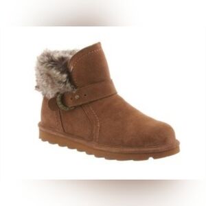 Size  9 Bearpaw.  Ankle Boot with Fur Trim